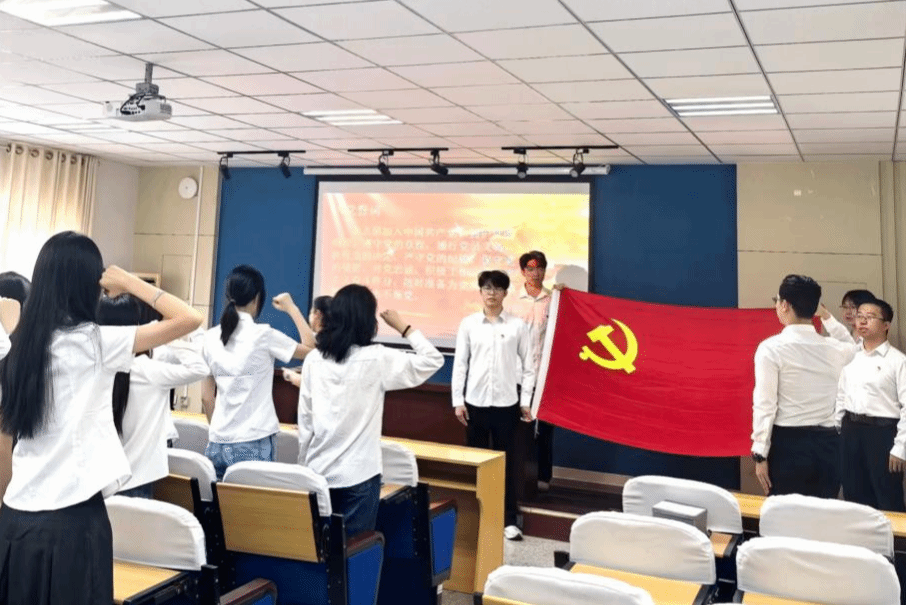 4-4 管理学院 宣誓 廉洁课堂照片.png